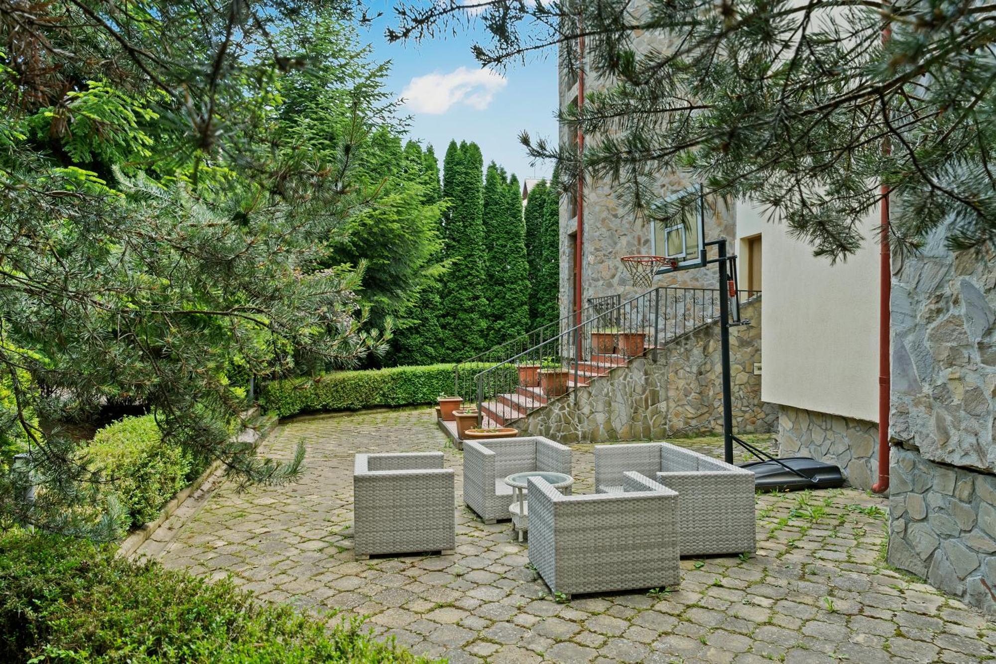 Wine Cellar With Beautiful Garden In Sinaia - Busteni Villa Poiana Tapului